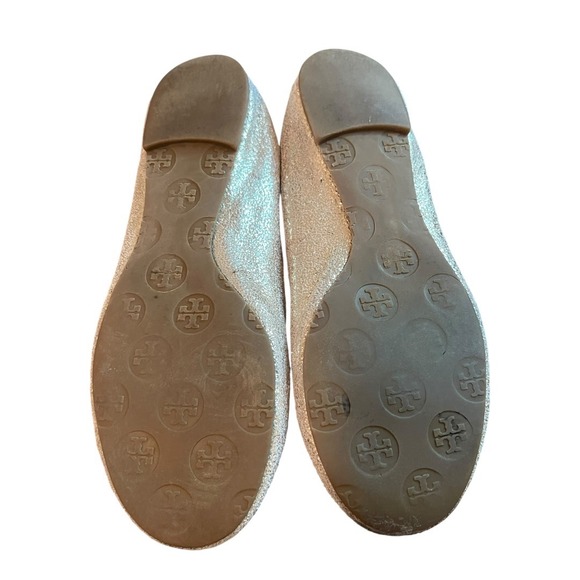 Tory Burch Reva Ballet Flats Metalli Gold Crackle Leather Logo Medallion Size 7M - Picture 8 of 12